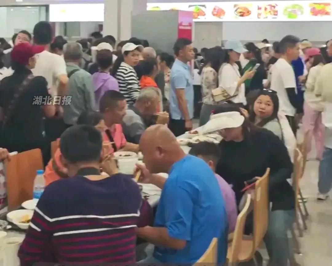 荣昌政府食堂2天接待近2万游客 荣昌政府食堂凭啥爆火？