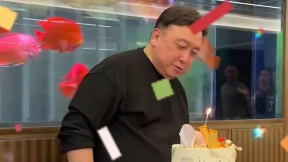 疯狂小杨哥现身王晶70岁生日会 让粉丝们直呼“认不出来”