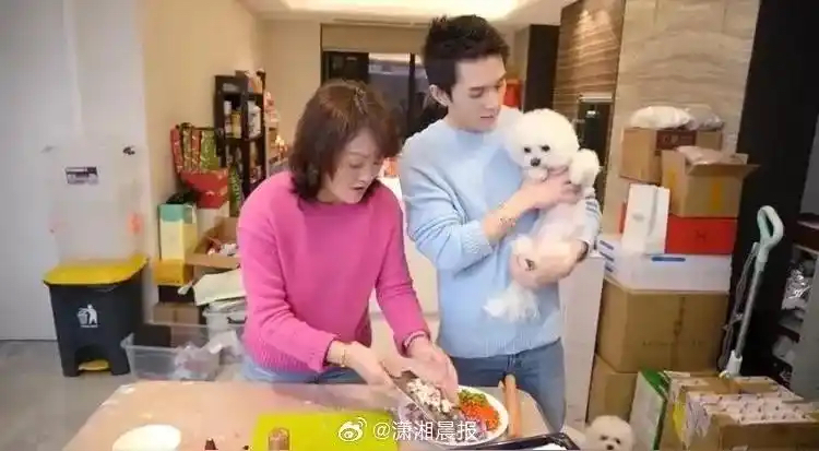 李佳琦回应妈妈带货:她正是拼的年纪 网友戏称“李妈妈比儿子还会卖货”