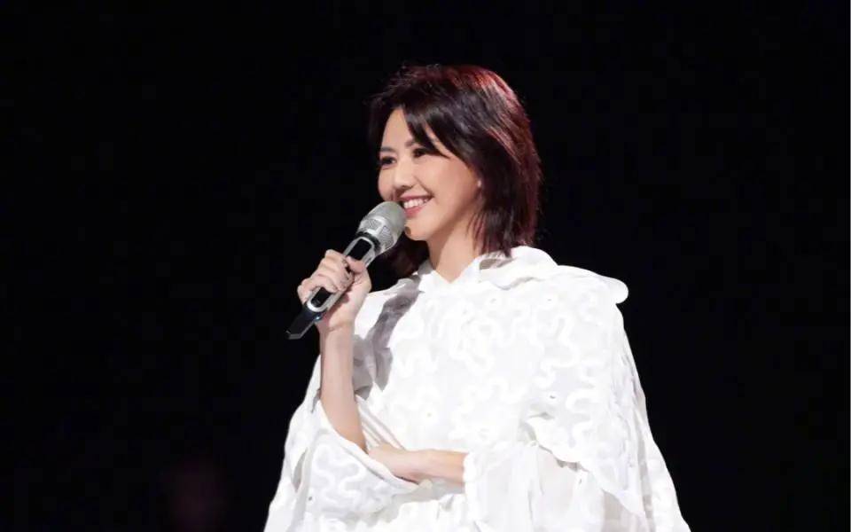 瘦如孙燕姿也难逃中年发福 当“最轻天后”褪去骨感