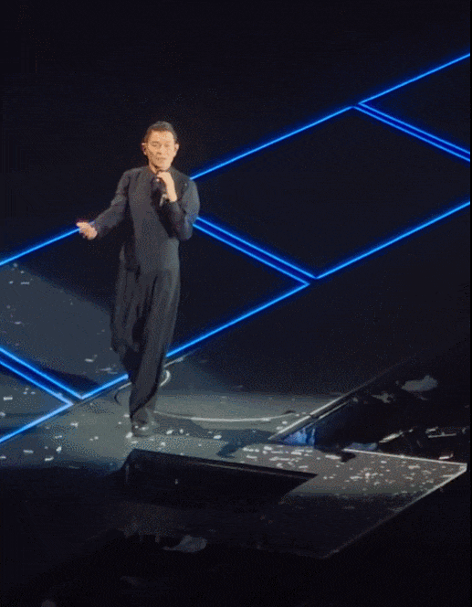 王力宏演唱会一脚踩空，差点掉下舞台！粉丝“跪求”取消开场威亚表演环节