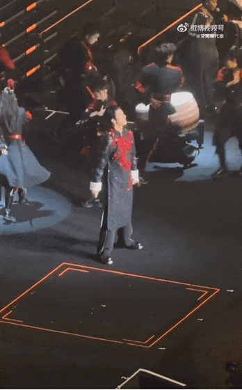 王力宏演唱会一脚踩空，差点掉下舞台！粉丝“跪求”取消开场威亚表演环节