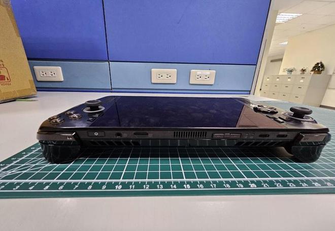 华硕新一代ROG Ally 2掌机泄露：黑白两款，搭载Ryzen Z2系列处理器