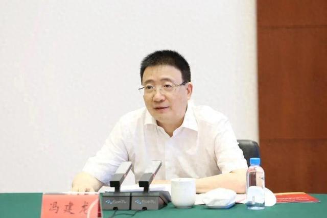 靴子落地！农行浙江分行原一把手冯建龙已主动投案，4月底被有关部门带走