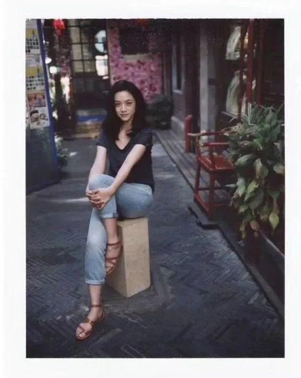 汤唯素颜撕拉片美上热搜，好有生活感