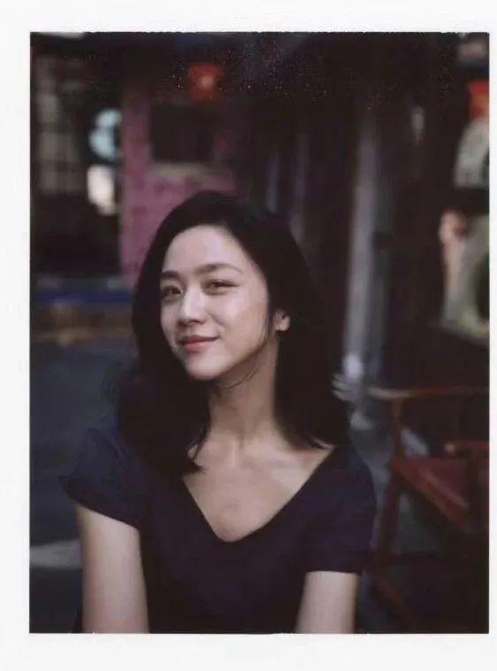 汤唯素颜撕拉片美上热搜，好有生活感