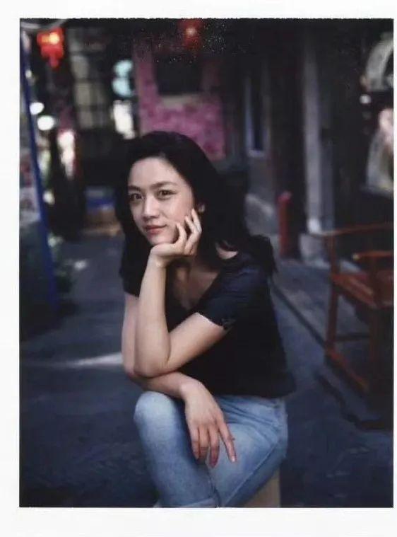 汤唯素颜撕拉片美上热搜，好有生活感