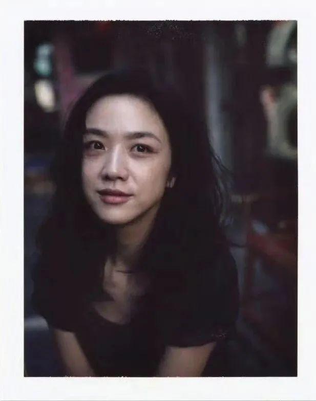 汤唯素颜撕拉片美上热搜，好有生活感