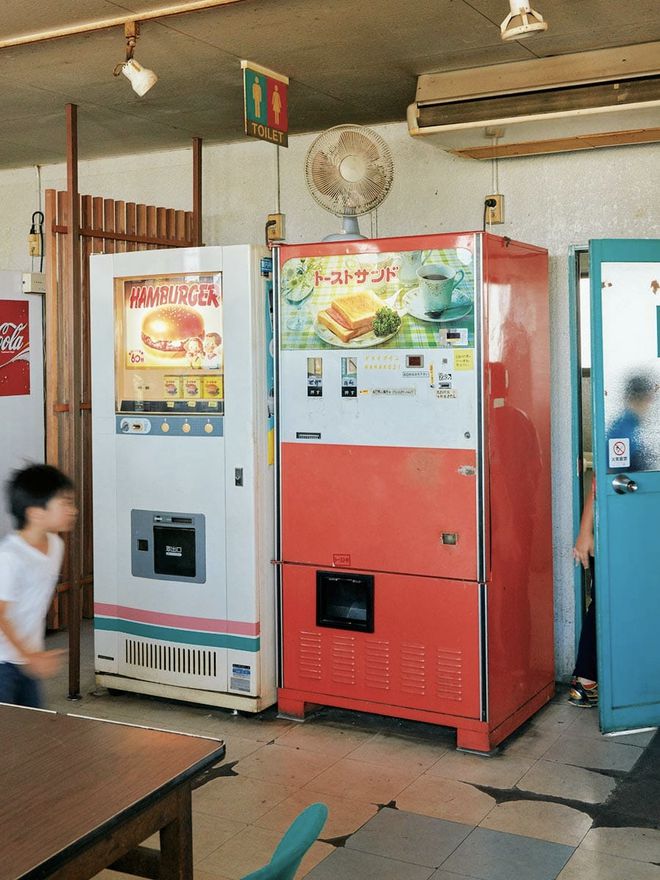 成人杂志贩卖机末路：衰老国家血液与色情机器