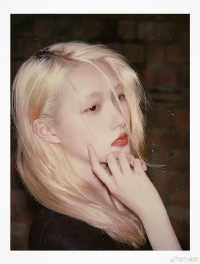 演员关晓彤晒撕拉片，金发素颜出镜，红唇显眼