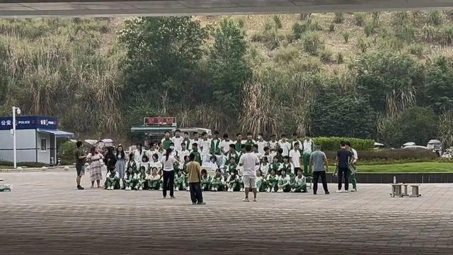 泪目！初三男生病重，全班同学带板凳赶到医院，拍下特殊的毕业照
