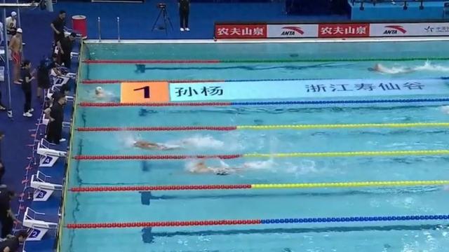 孙杨获200米自由泳预赛小组第一！对镜头签名，画爱心和笑脸