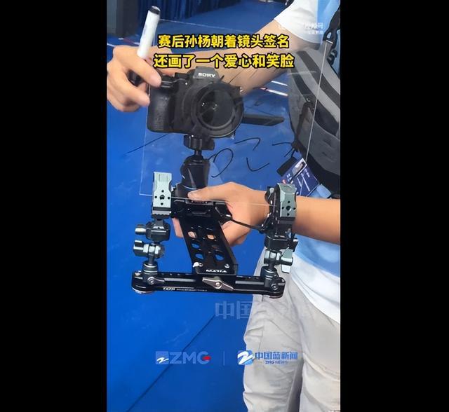 孙杨获200米自由泳预赛小组第一！对镜头签名，画爱心和笑脸