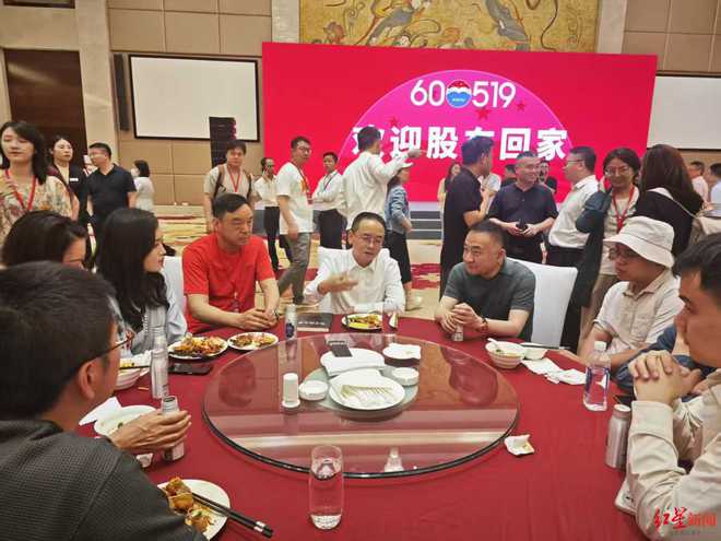 茅台股东大会今日举行，会前晚宴变自助餐，飞天茅台变蓝莓汁