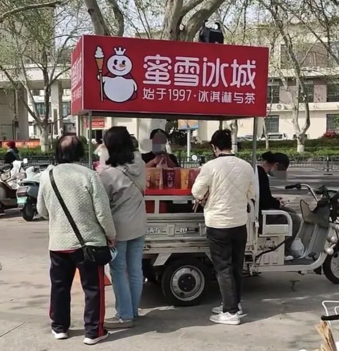 蜜雪冰城回应网友倒卖柠檬水赚差价：正核实是员工出店售卖还是他人转卖