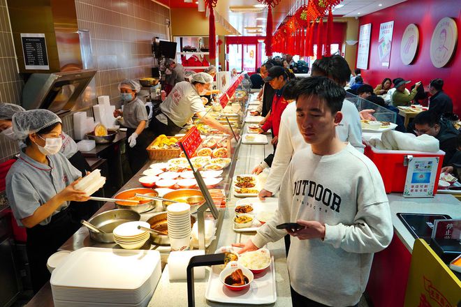 700+门店、20+亿年收入，山东走出一家“穷鬼食堂”