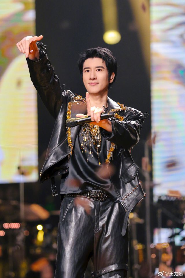 王力宏晒博士哥哥演讲视频：为我哥骄傲！曾称“我是我们家最弱的”