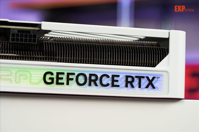 iGame GeForce RTX 5070 Ultra W OC评测:是霓虹潮玩2K游戏利器