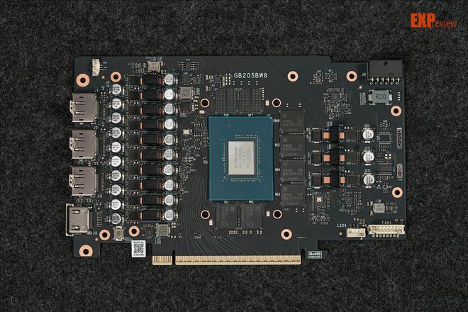 iGame GeForce RTX 5070 Ultra W OC评测:是霓虹潮玩2K游戏利器