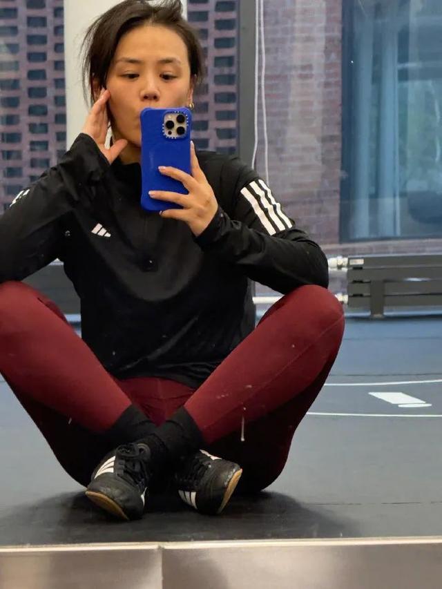 37岁马思纯晒健身照，素颜出镜，自信满满！网友：越来越瘦了