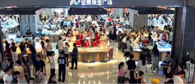 价格大跳水！有人带行李箱“扫货”，紧急提醒