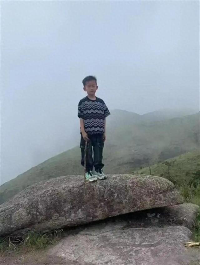 8岁男童在1800米山顶与家人走散，当地：通宵搜救无果！已失踪超40小时