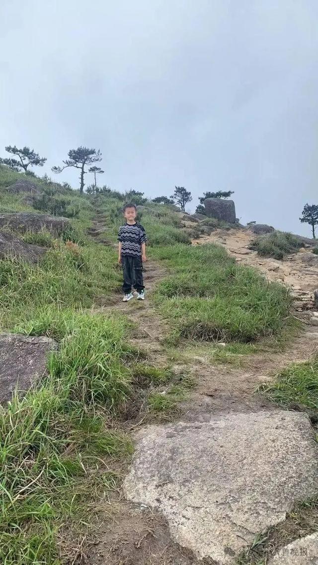 8岁男童在1800米山顶与家人走散，当地：通宵搜救无果！已失踪超40小时