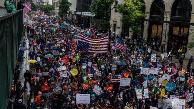 阅兵同日“反对国王”抗议席卷全美，50个州、数十万人周六走上街头，抗议特朗普政府