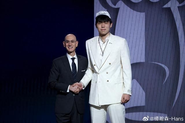 中选后杨瀚森被小球迷包围求合影，穿西装拍定妆照，本人发文：我的征程才刚开始！中国篮协祝贺