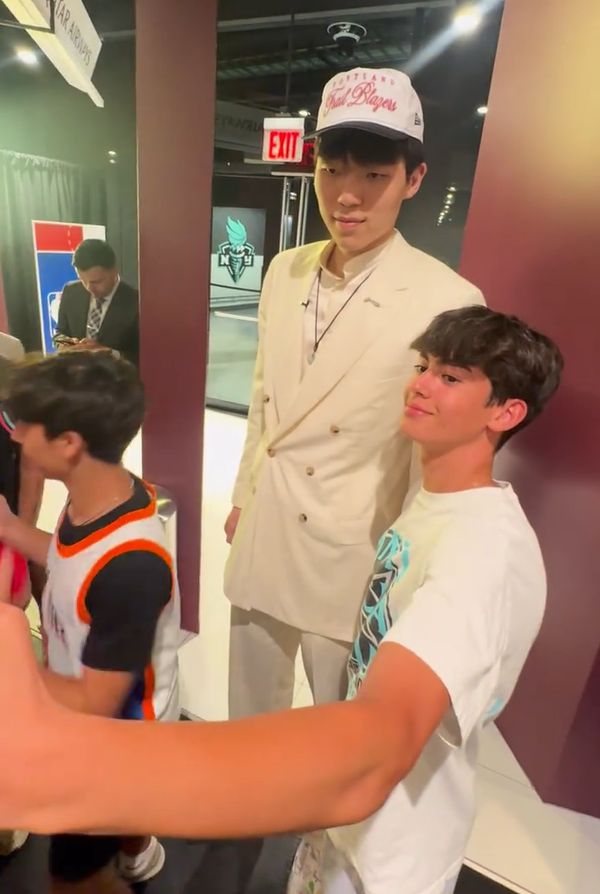 中选后杨瀚森被小球迷包围求合影，穿西装拍定妆照，本人发文：我的征程才刚开始！中国篮协祝贺