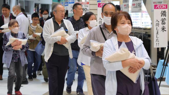 米价一年暴涨98%，日本“米荒”折射了什么问题？