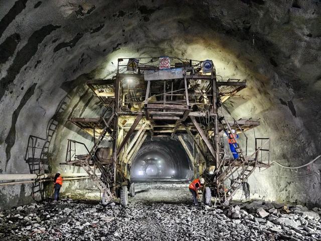 辽宁最长公路隧道贯通！