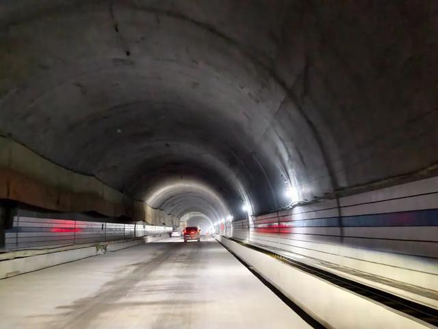 辽宁最长公路隧道贯通！