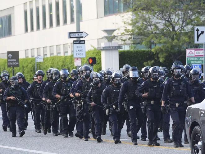 突发！洛杉矶乱了，特朗普紧急下令！警方使用催泪弹，抗议者用砖头和石块还击！防长称或出动军队