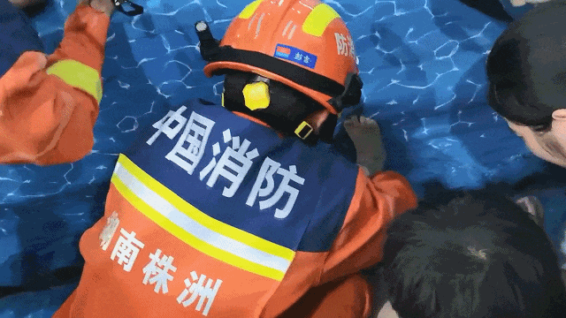 男孩整条左腿被泳池死死“咬住”，紧急提醒：不要靠近