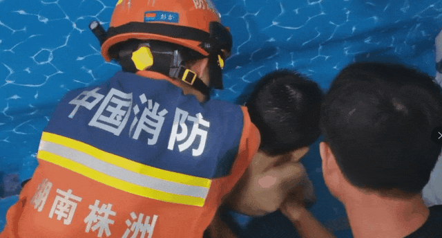 男孩整条左腿被泳池死死“咬住”，紧急提醒：不要靠近