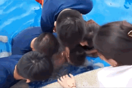 男孩整条左腿被泳池死死“咬住”，紧急提醒：不要靠近