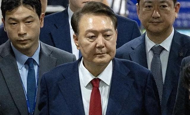 尹锡悦再度被捕！囚室中40℃高温无空调，被捕前请求别让其律师为妻子辩护