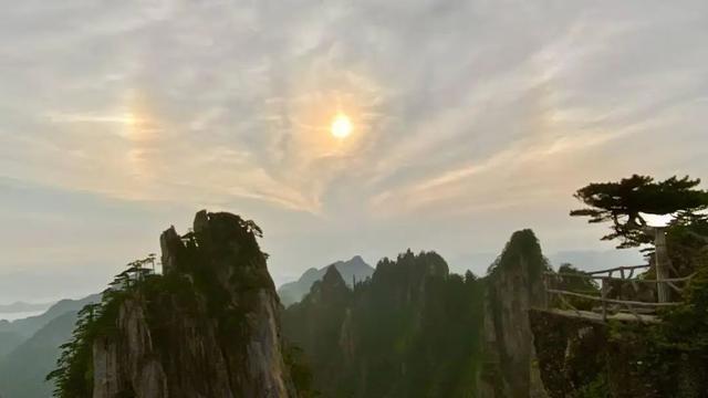 黄山现幻日奇观，专家：大气中的冰晶折射阳光造成
