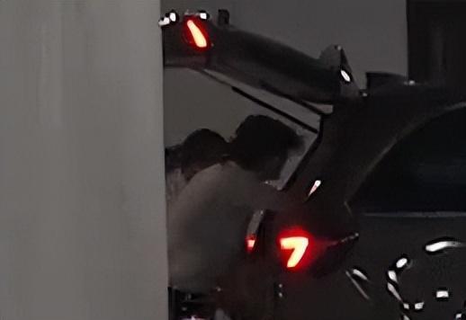 欧阳娜娜被曝疑似与男友同居，男友为摇滚乐队鼓手