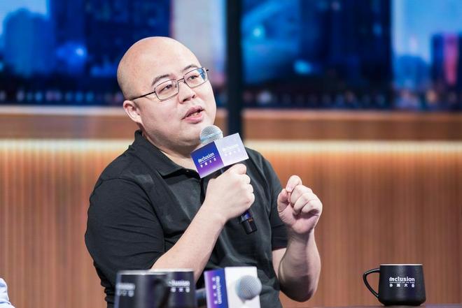 WAIC同台论道：辛顿示警AI如“失控老虎”，MiniMax闫俊杰称AI不会一家独大