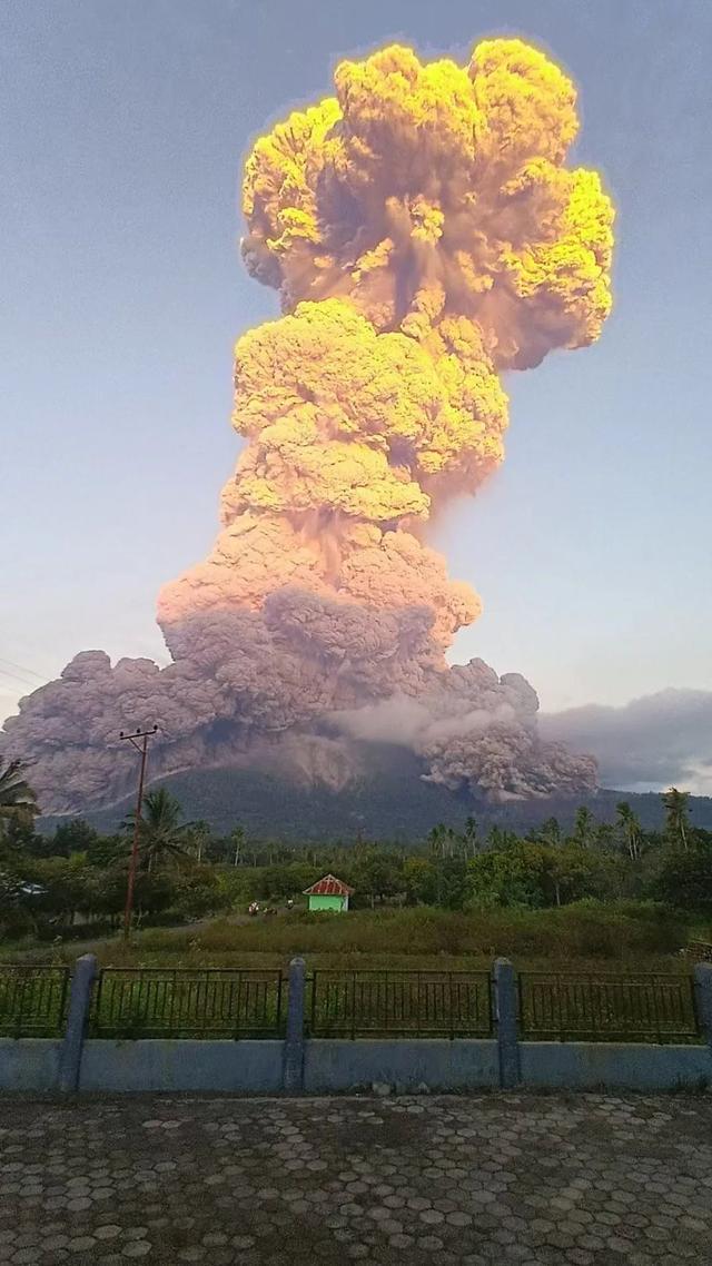 画面曝光！印尼一火山喷发，火山灰柱高达1.8万米，6月份也曾因火山爆发导致多个机场关闭