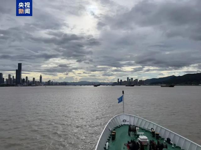 上海两大预警高挂！阳光乌云雨水轮番登场，局部雨量中到大，部分列车停运，“丹娜丝”二次登陆点明确
