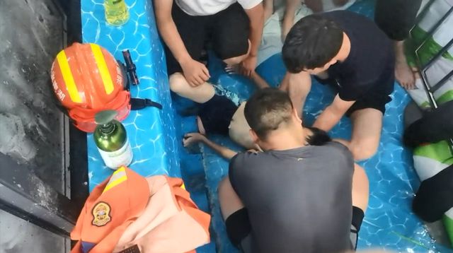 男孩整条左腿被泳池死死“咬住”，紧急提醒：不要靠近