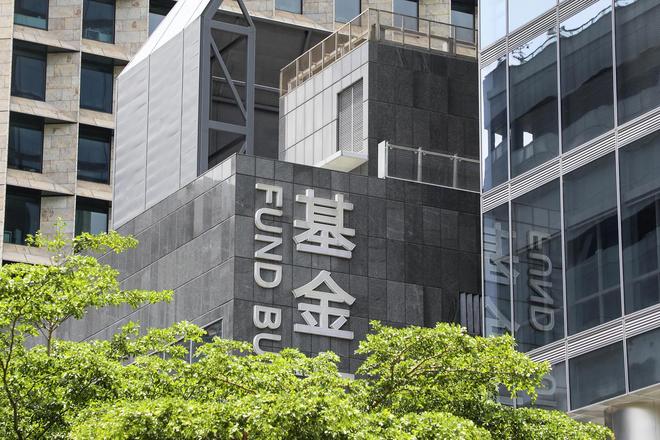 为完成销售任务，一支行负责人先后让朋友购买一千万元基金，被判承担70%亏损