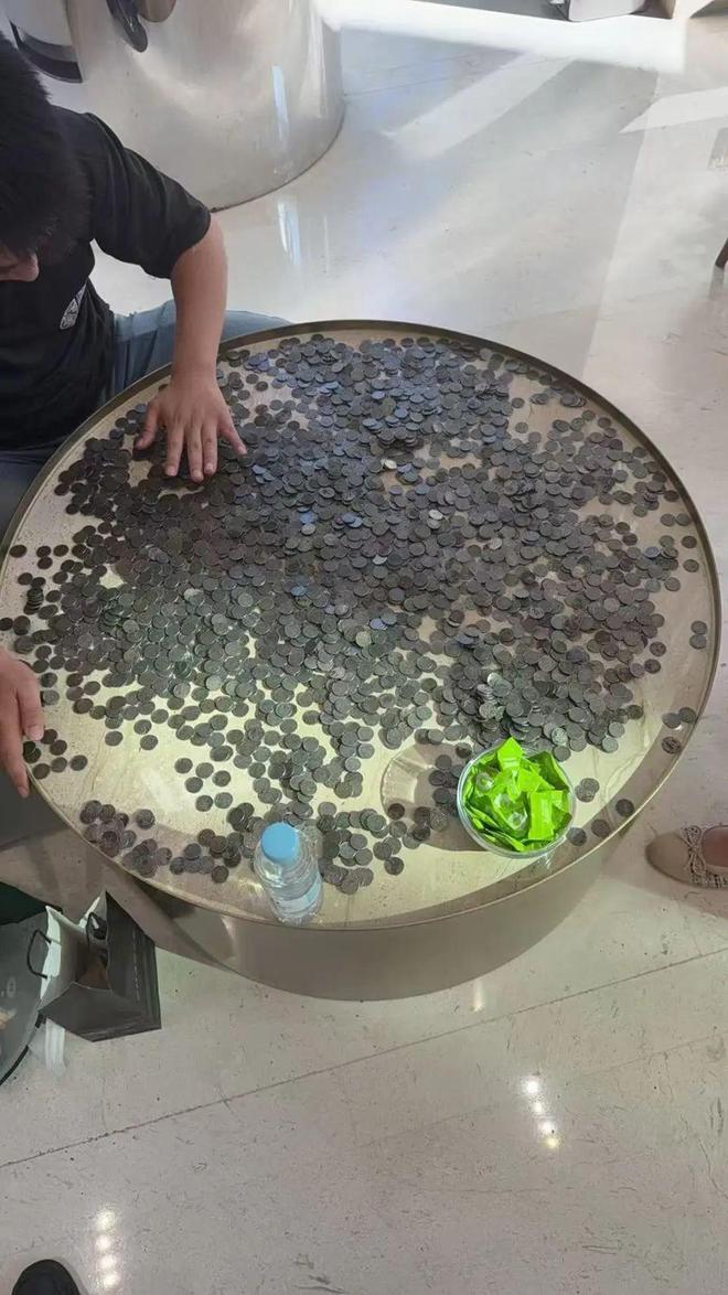 男子2万枚硬币被银行拒绝兑换，上海农商行：客户无法说明硬币来源